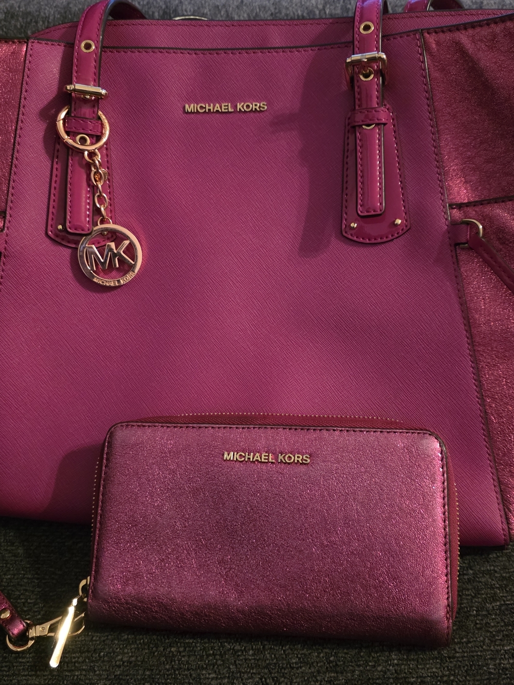 Michael Kors Voyager Tote & Matching Wallet Set - Ultra Pink Saffiano